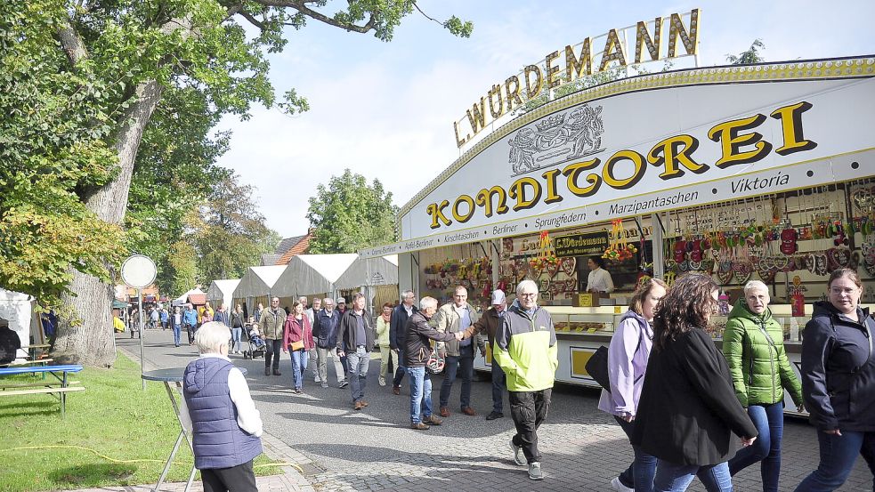 Buden und klassisches Markttreiben gehört ebenfalls zum Michaelismarkt. Foto: Wolters/Archiv