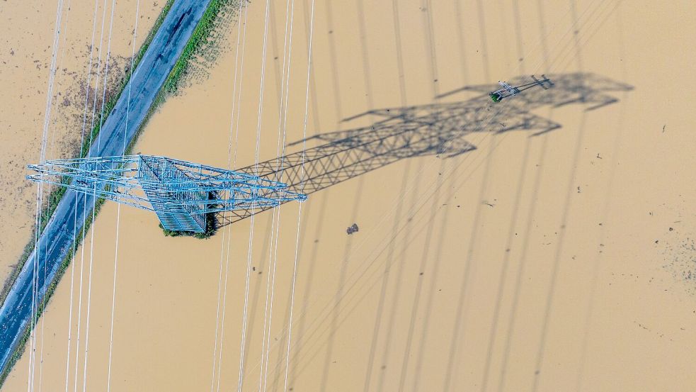 In Österreich entspannt sich die Hochwasser-Lage nur langsam. Foto: Christoph Reichwein/dpa