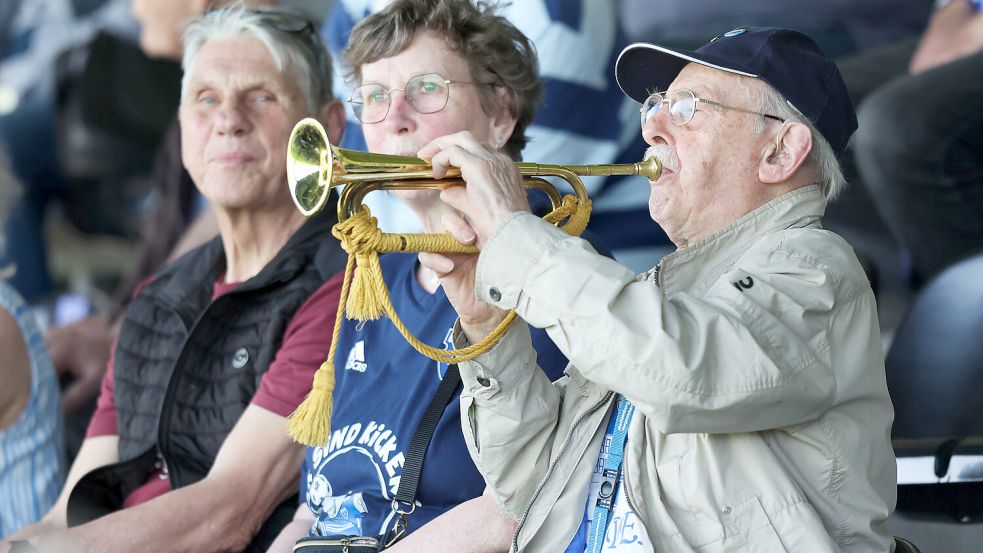 Hans Visser gibt bei Kickers-Heimspielen über 90 Minuten alles für seine BSV-Helden. Fotos: Doden