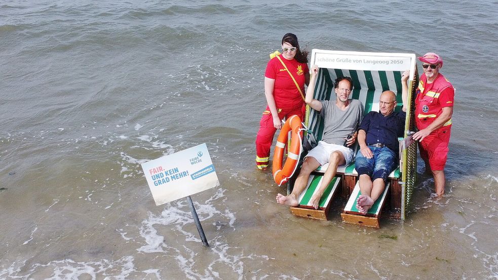 Für die Aktion zum Meeresspiegelanstieg hat die Langeooger Fairtrade-Gruppe einen Strandkorb ins Wasser gestellt. Darin sitzen Frank Niemeier (links) und Thomas Hönscheid. Foto: privat