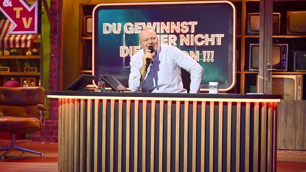 Lange nicht mehr gesehen: Stefan Raab sitzt wieder an einem Schreibtisch und scherzt vor sich hin. Auf RTL+ hat der Entertainer seine neue Show präsentiert. Foto: Julia Feldhagen/Raab Entertainment/RTL/dpa