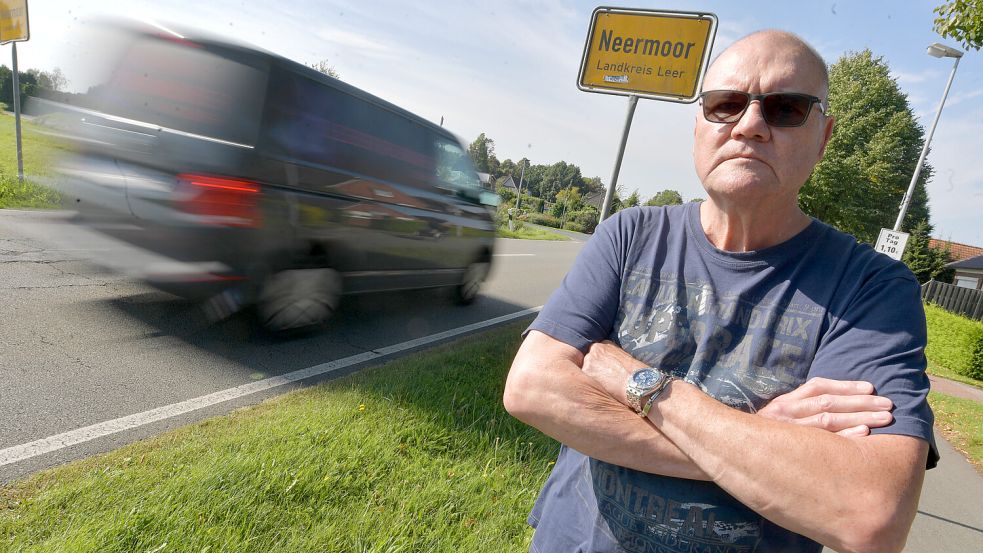 Vor dem Haus von Jörg Schindler rauscht der Verkehr nach Neermoor hinein. Die geltenden Höchstgeschwindigkeiten würden von vielen ignoriert, ärgert er sich. Foto: Ortgies