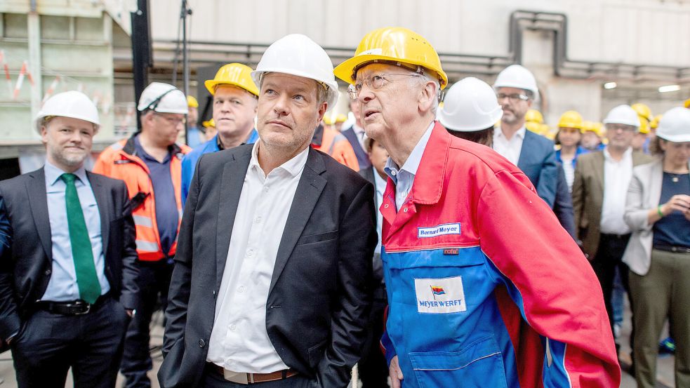 Wirtschaftsminister Robert Habeck (Grüne, links) spricht am Donnerstag während eines Rundgangs mit dem bisherigen Inhaber der Papenburger Meyer Werft, Bernard Meyer. Foto: Dittrich/DPA