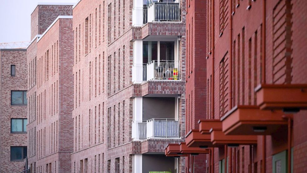 Im Vergleich zum ersten Quartal des laufenden Jahres gab es nur noch bei Wohnungen in dünn besiedelten ländlichen Regionen Preisrückgänge. (Archivbild). Foto: Julian Stratenschulte/dpa