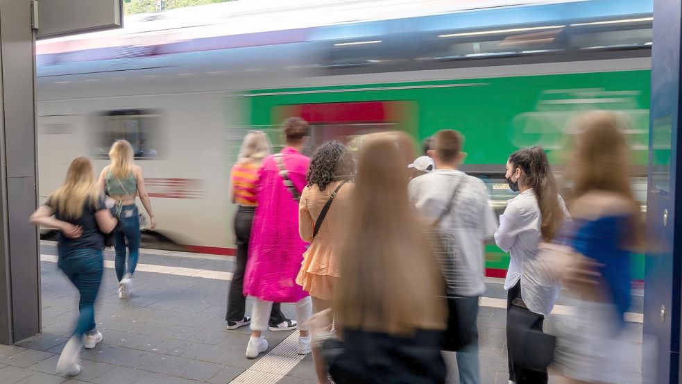 Rund 1,3 Milliarden Fahrgäste nutzten allein den öffentlichen Nahverkehr mit Bahnen. (Archivbild) Foto: Harald Tittel/dpa