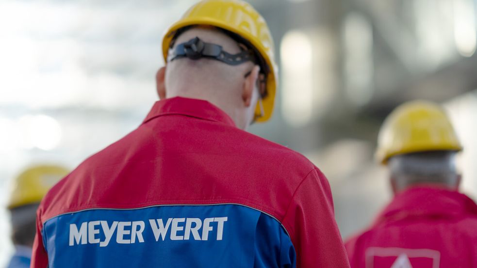 Die Meyer Werft in Papenburg wird gerettet. Das heißt aber nicht, dass sich die Mitarbeiter nicht auf harte Einschnitte einstellen müssten. Foto: Izabella Mittwollen/dpa