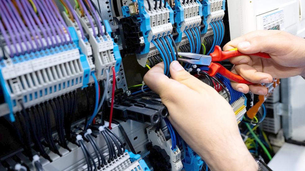 Fachkräfte für Bauelektrik sind derzeit besonders gefragt, stellt eine neue IW-Studie fest. Foto: Sven Hoppe/dpa