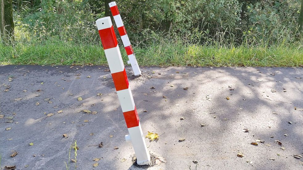 Ein Unbekannter ist mit einem Fahrzeug gegen die beiden Begrenzungspoller gefahren und hat sie beschädigt. Foto: Gemeinde Westoverledingen