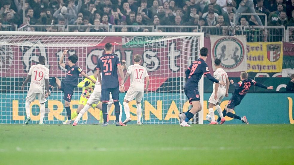 Jonathan Burkardt (r) trifft zum 3:1 für Mainz. Foto: Harry Langer/dpa