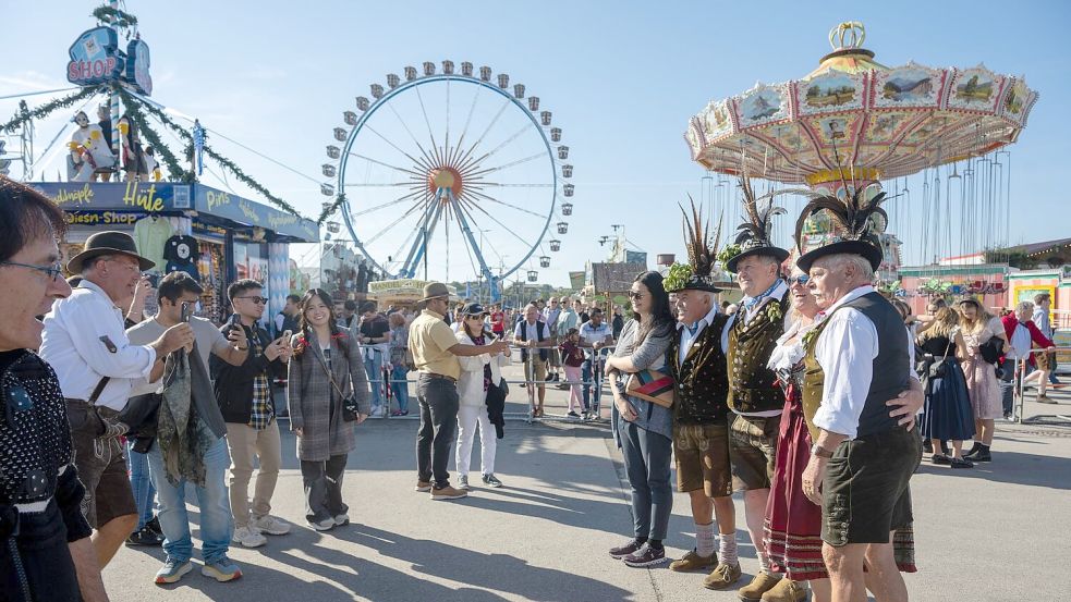 Gute Stimmung zum Wiesn-Auftakt. Foto: Stefan Puchner/dpa