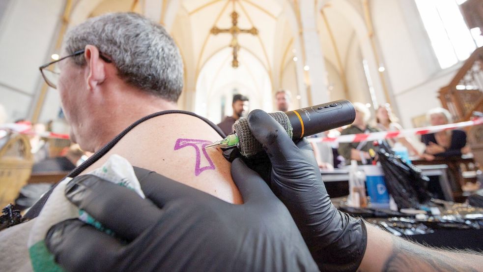 In der Johanniskirche in Osnabrück werden kostenlose Tattoos angeboten. Foto: Friso Gentsch/dpa