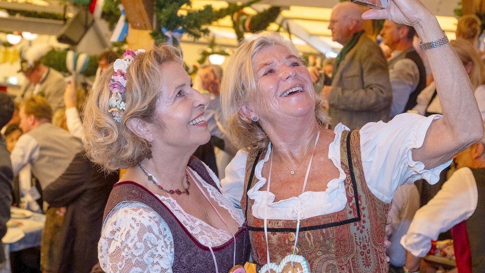 Michaela May (l.) und Jutta Speidel machen ein Selfie. Foto: Stefan Puchner/dpa