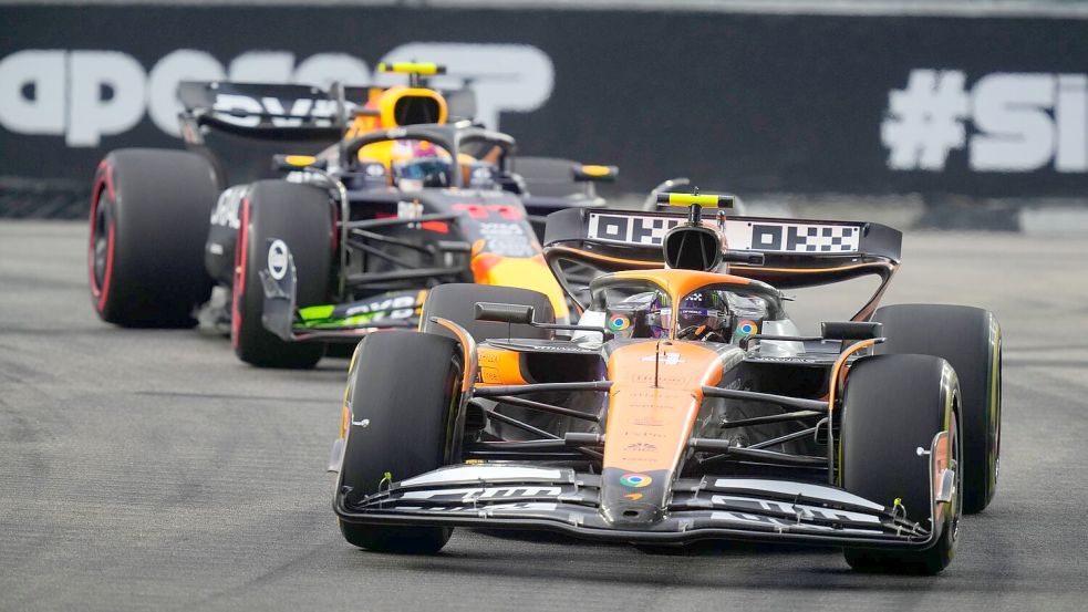 Lando Norris rast in Singapur zur Pole. Foto: Vincent Thian/AP/dpa