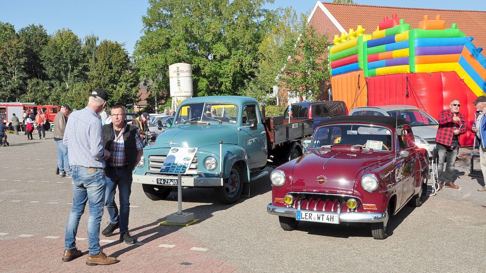 Auf dem Vogelsang-Platz waren am Sonnabend viele Oldtimer zu sehen. Foto: Wolters