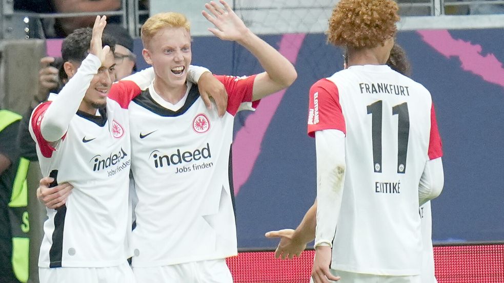 Hugo Larsson bejubelt seinen Führungstreffer für Eintracht Frankfurt. Foto: Thomas Frey/dpa