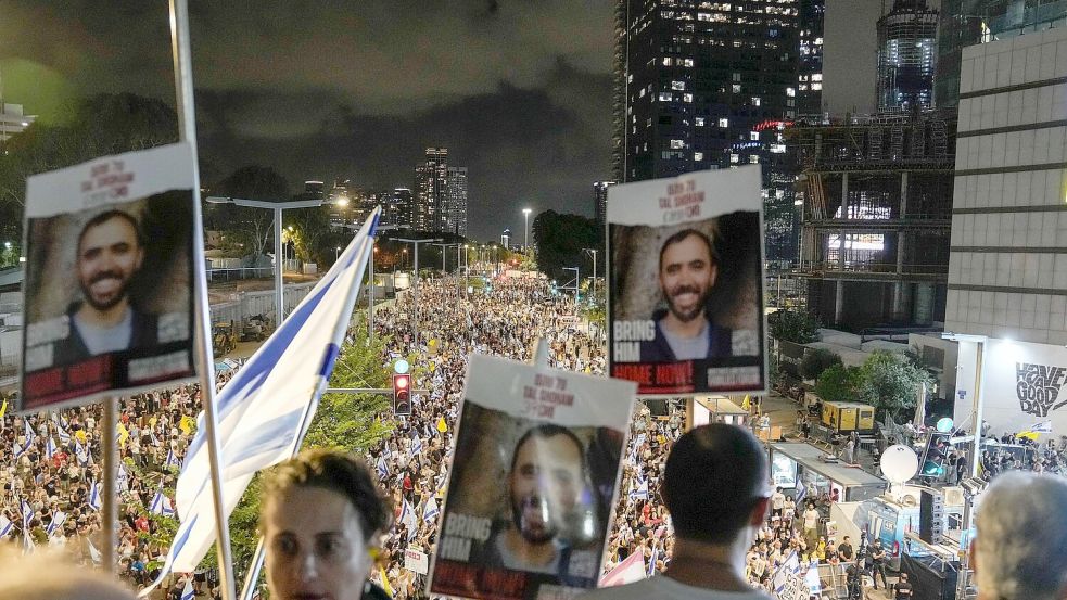 Erneut fordern in Israel Zehntausende Menschen ein Abkommen mit der Hamas. Foto: Mahmoud Illean/AP/dpa