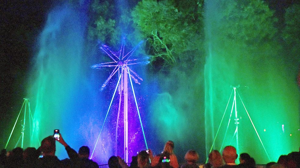 Buntes Licht und Wasserfontänen schaffen faszinierende Bilder im Park in Oldersum. Foto: Stromann