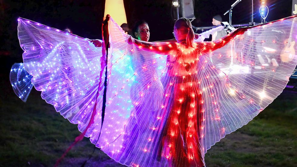 Die Frauen der Gruppe „Mystic Wings“ tanzen als Feen mit Lichterumhängen durch den Park. Foto: Stromann