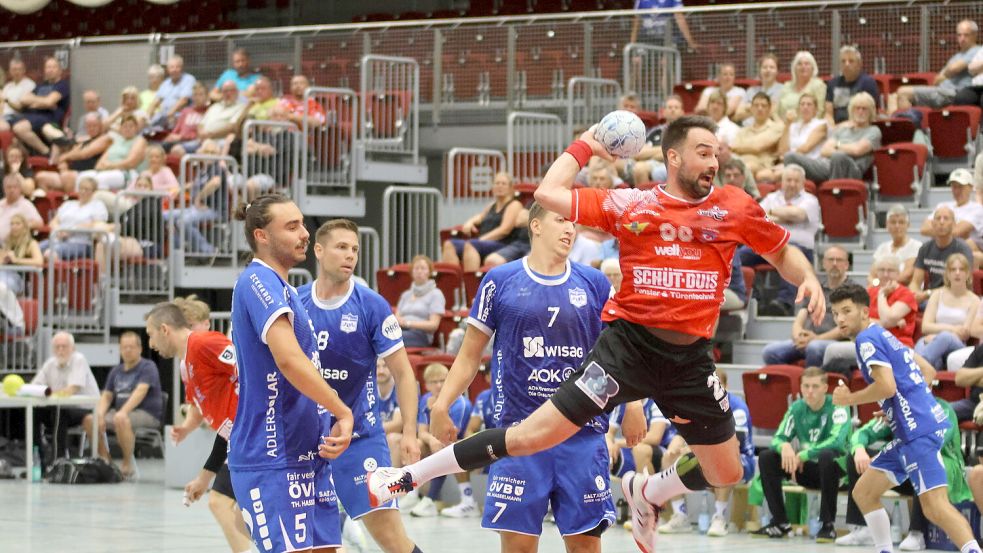 Rene Mihaljevic (am Ball) musste nach einem Zusammenstoß verletzt das Spielfeld verlassen. Archivfoto: Gerken