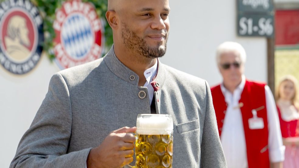 Prosit: Vincent Kompany bei seiner Oktoberfest-Premiere als Bayern-Coach. Foto: Stefan Puchner/dpa