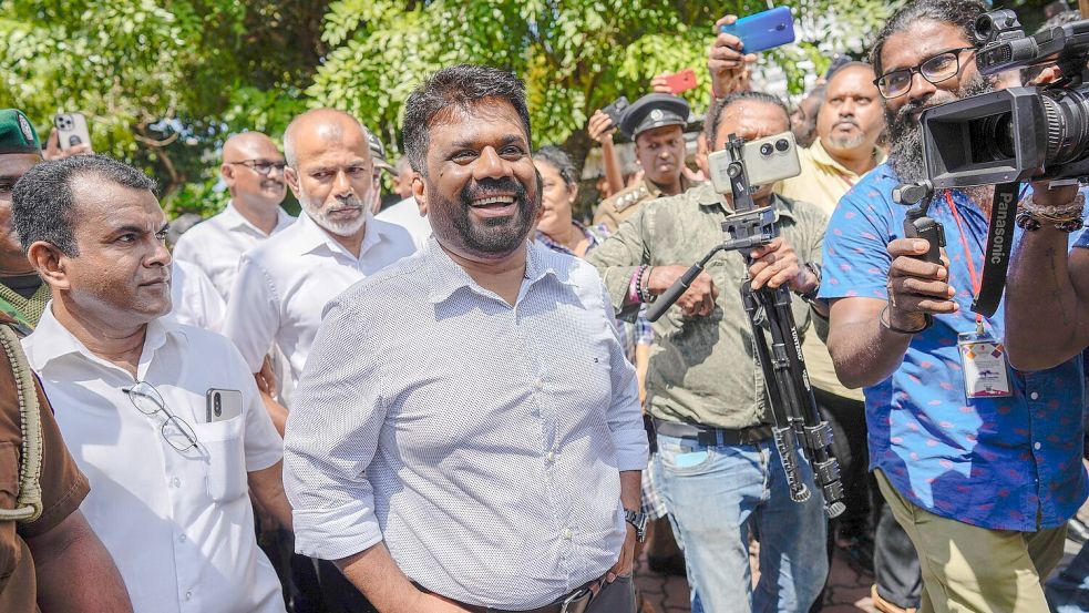 Anura Kumara Dissanayake spricht nach der Stimmabgabe vor Journalisten. Foto: Eranga Jayawardena/AP