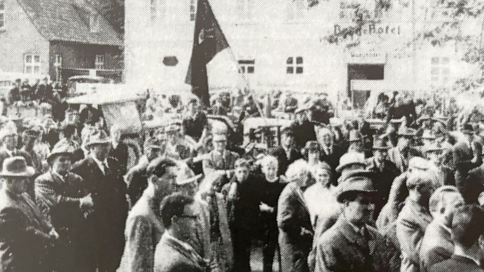 Der Protest auf dem Marktplatz in Pewsum. Dabei wurde unter anderem auch die „schwarze Fahne“ gehisst, deren Verwendung heute wegen ihrer rechtsnahen Verbindung kritisiert wird. Foto: Landwirtschaftlicher Zweigverein Krummhörn