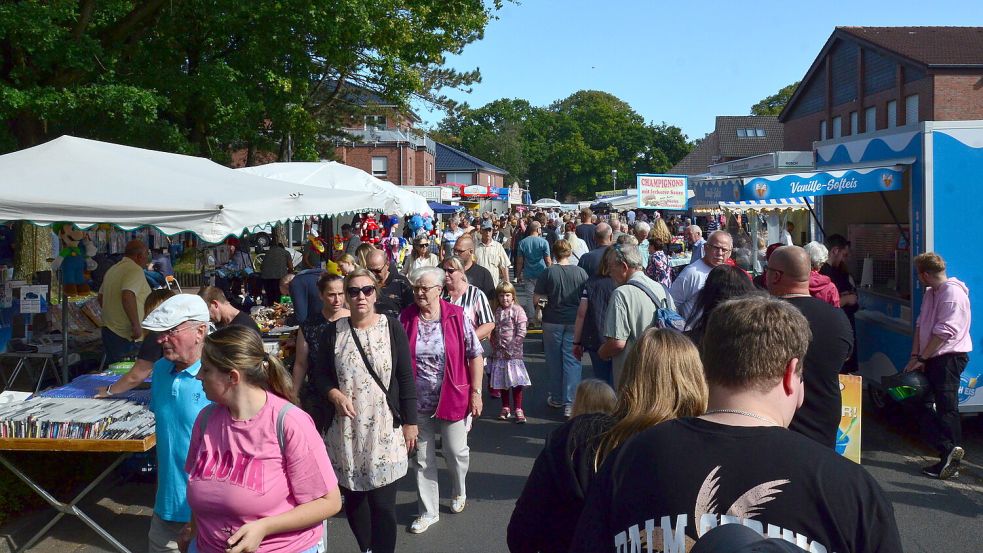 An den Ständen auf dem Herbstmarkt in Remels war am Sonntag viel Betrieb. Foto: Lehmann