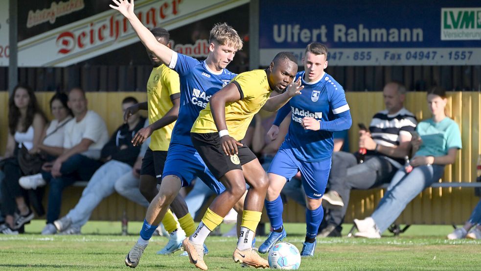 Dem TuS Middels (gelbe Trikots) glückte die Derby-Überraschung. Die Gastgeber sorgten für die erste Niederlage des Spitzenreiters. Foto: Doden/Blomberg