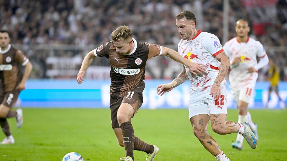 Aufsteiger St. Pauli zeigt gegen RB Leipzig über weite Strecken ein tolles Spiel. Foto: Gregor Fischer/dpa