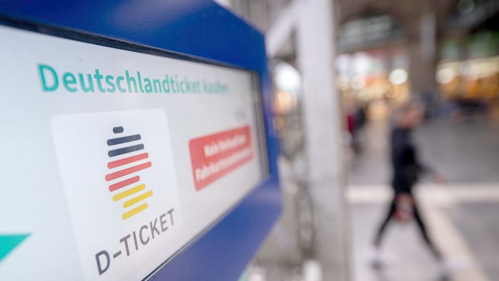 Die Verkehrsminister entscheiden heute über einen neuen Preis für das Deutschlandticket ab 2025. (Archivbild) Foto: Sebastian Gollnow/dpa