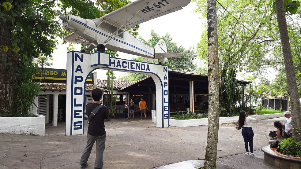 Der Eingang zur ehemaligen Hacienda Napoles des Drogenbarons Pablo Escobar zeigt den Nachbau des ersten Flugzeuges, mit dem Escobar Kokain in die USA geschmuggelt haben soll. Foto: Tobias Käufer