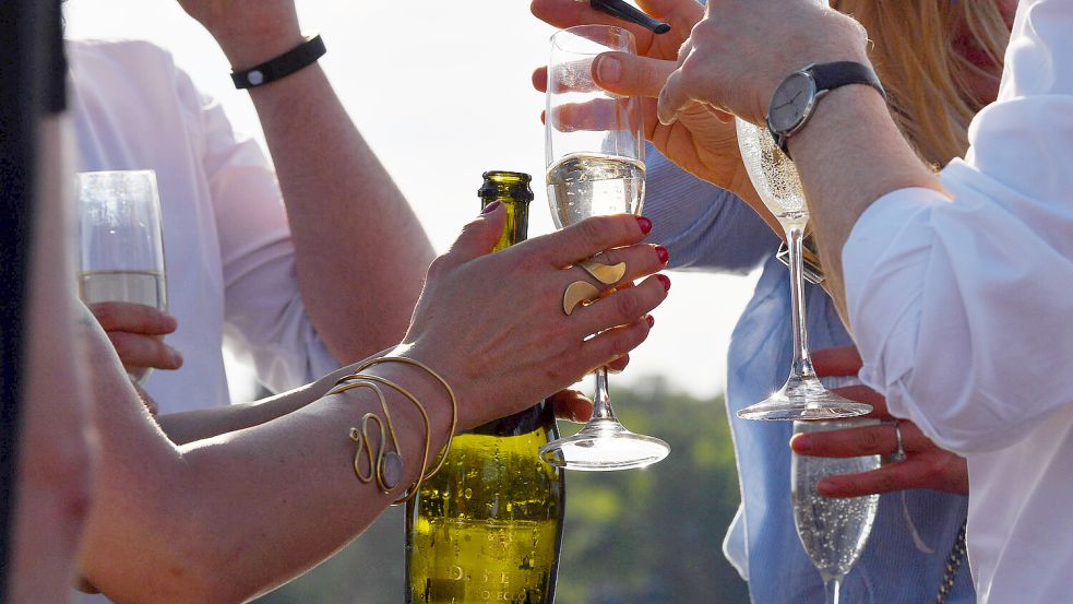 Ein Sekt nach Feierabend oder gar in der Mittagspause? Dazu gibt es in den Ministerien und der Staatskanzlei in Niedersachsen ganz unterschiedliche Regelungen. Foto: Jens Kalaene/dpa-Zentralbild