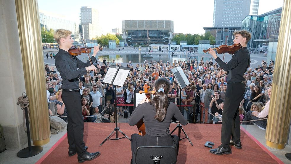 Mit einem Hauch von Open Air: Absolventen der Musikschule Johann-Sebastian-Bach spielen vor der Oper ein bislang unbekanntes Werk von Mozart. Foto: dpa/picture-alliance