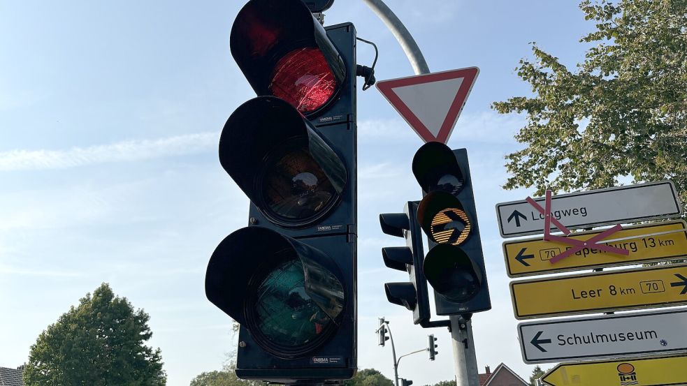 Vorne steht eine Ampel, die den Baustellenverkehr regelt. Die hintere blinkt die ganze Zeit auf. Foto: Hellmers