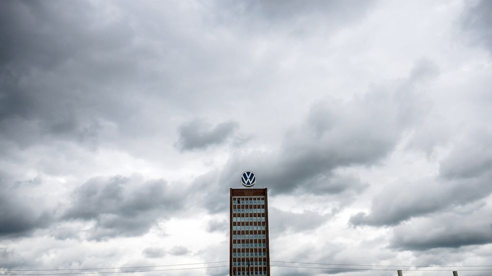 Dunkle Wolken nicht nur über VW. Foto: Julian Stratenschulte/dpa