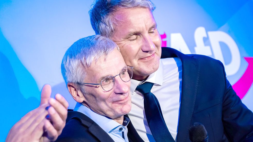 Björn Höcke (rechts), Sprecher des rechtsextremistischen AfD-Landesverbands Thüringen, und Hans-Christoph Berndt, stellvertetender Vorsitzender der AfD Brandenburg und deren Spitzenkandidat bei der Landtagswahl am Sonntag, drücken sich bei der Wahlparty der Brandenburger AfD in einem Gasthaus in Potsdam-Marquardt. Foto: Christoph Soeder/dpa