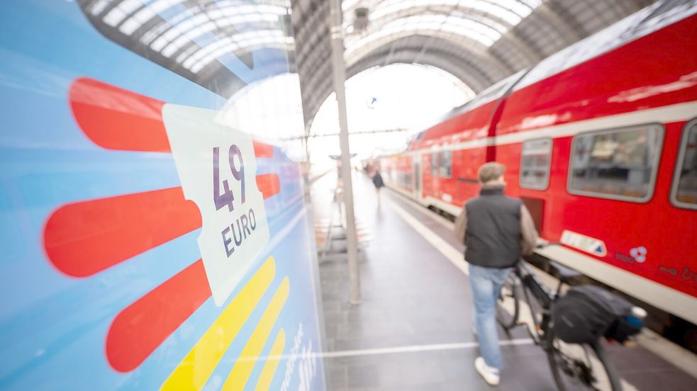 Das Deutschlandticket wird 2025 teurer. (Archivbild) Foto: Sebastian Gollnow/dpa