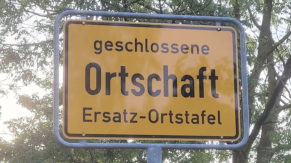 Eigentlich sollte auf diesem Schild „Jever“ stehen. Doch das Schild wurde geklaut. Auch das war nur wenige Monate alt. Der Baubetriebshof der Stadt hat jetzt ein Ersatz-Ortsschild an einem Ortseingang aufgehängt. Foto: Ullrich