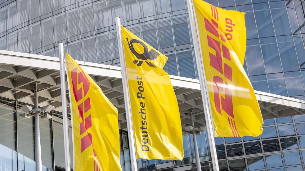 Die DHL Group hat weltweit rund 600.000 Mitarbeiterinnen und Mitarbeiter. Foto: Thomas Banneyer/dpa