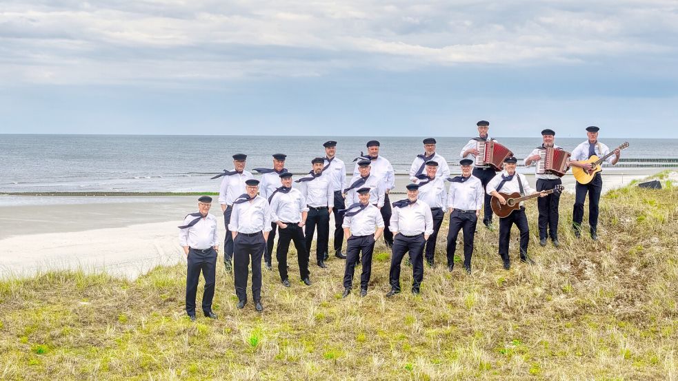 Das Foto zeigt die Döntje-Singers Norderney (von links): Johann Rosenboom, Frank Hinrichs, Uwe Rosenboom, Bent Rass, Sven Heiden, Sascha Heiden, Tobias Germer, Eilt Wessels, Frank Sauerberg, Andreas Morgenstern, Jörn Namuth, Martin Pohl, Gerhard Kleemann, André Ebbinghausen, Harald Deckena, Wolfgang Visser, Gerd Kleemann und Ralf Temme. Nicht auf dem Foto sind Heye Bakker und Menno Ufen. Foto: Martin Pohl