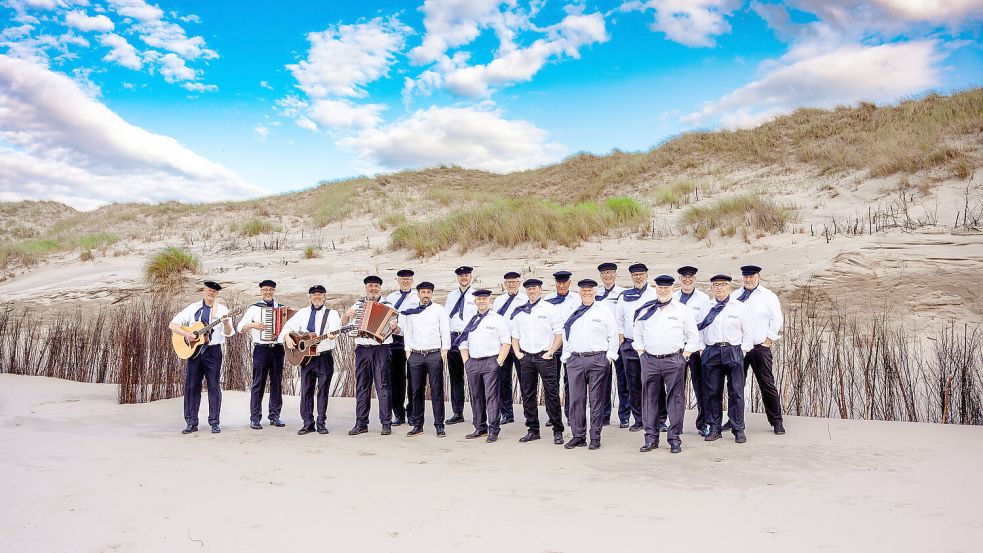 Da zeigen die Schlipse, woher der Wind weht: Die Döntje-Singers haben mehrere CDs herausgebracht und lassen sich immer mal wieder fotografieren. Foto: Martin Pohl