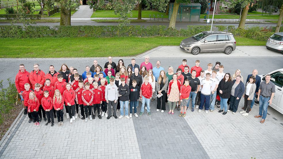 Die Uplengener Sportler und Sportlerinnen freuten sich über ihre Auszeichnungen. Bürgermeister Heinz Trauernicht (rechts) lud sie dazu in die Upkamer ein. Fotos: Stromann