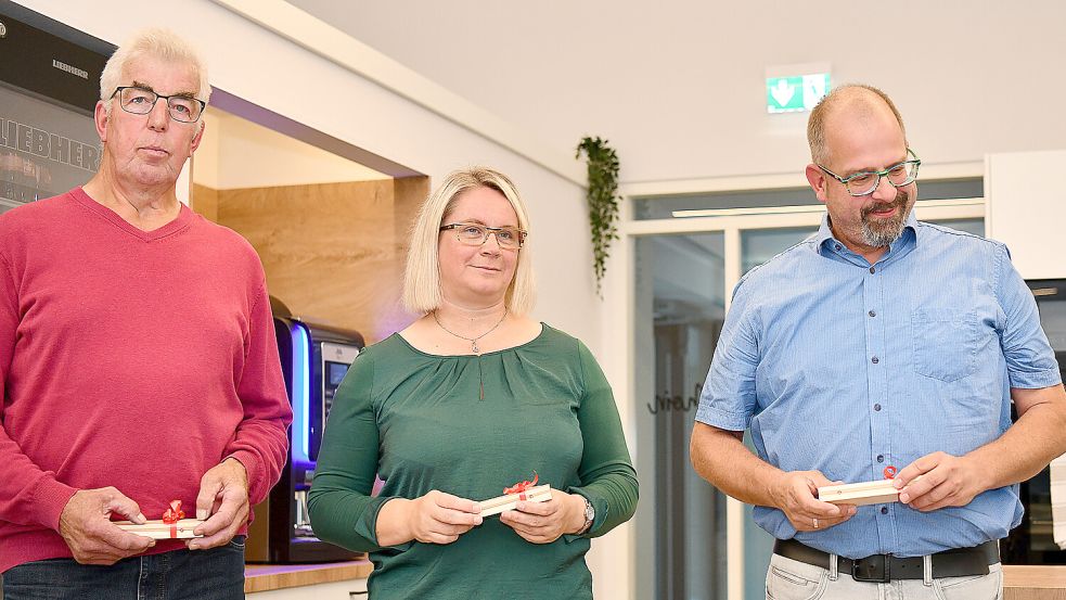 Als ehrenamtlich Tätige wurden Manfred Lohmeyer (von links), Birgit Webermann und Stefan Webermann geehrt. Alle drei waren rund 30 Jahre im Vorstand des Boßelvereins (BV) Stapel vertreten.