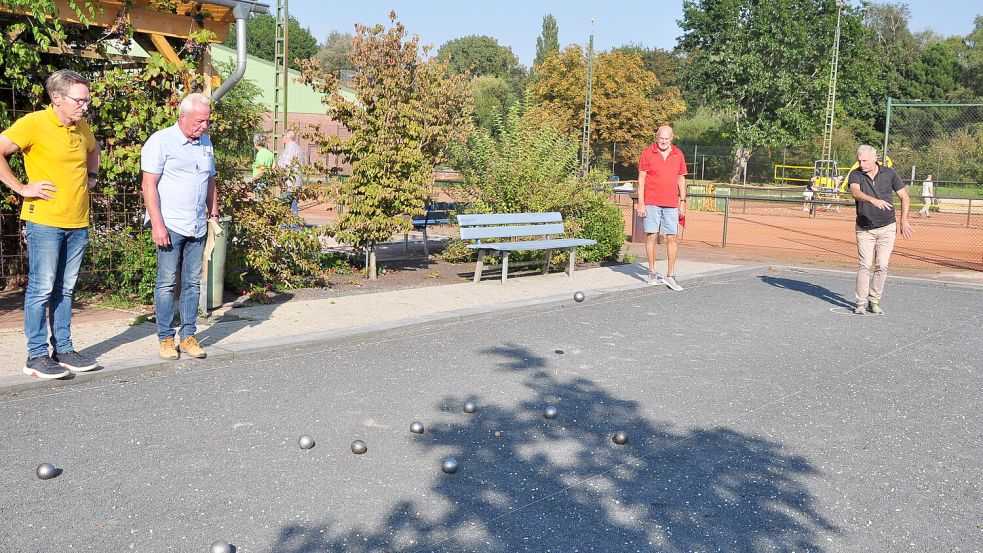 Unweit des Stadtrings verfügt der Post-SV Leer zahlreiche Tennisfelder und mittlerweile auch 14 Plätze für die Boulespieler. Das Foto zeigt eine Wettkampfgruppe mit Sportwart Erich Stamm (links). Fotos: Wolters