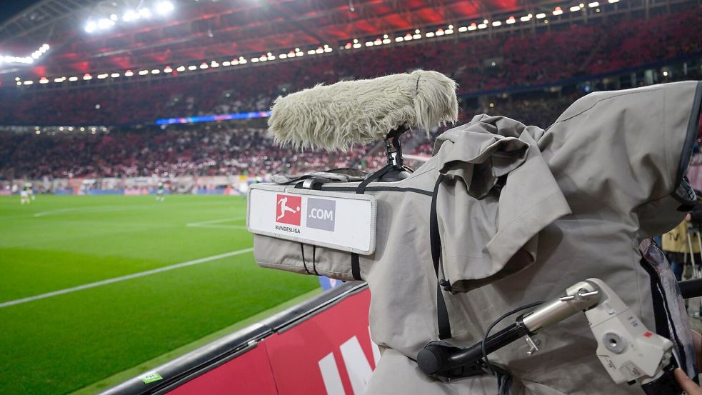 In der Auseinandersetzung um TV-Rechte der Fußball-Bundesliga hat DAZN einen juristischen Sieg errungen. Foto: Robert Michael/dpa