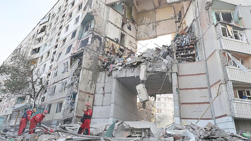 Mindestens drei Menschen sind bei Einschlägen von Gleitbomben in Charkiw getötet worden. Foto: ---/Kharkiv City Administration/AP/dpa