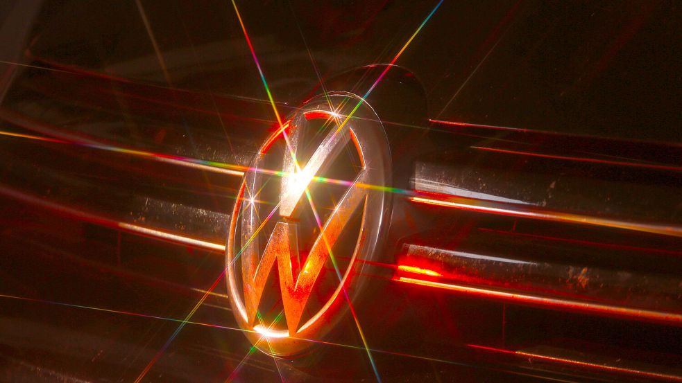 Wird die kriselnde Automarke VW jemals wieder strahlen? Am heutigen Mittwoch beginnen Verhandlungen über den vom Konzernvorstand angestrebten radikalen Sparkurs. Foto: IMAGO/BildFunkMV