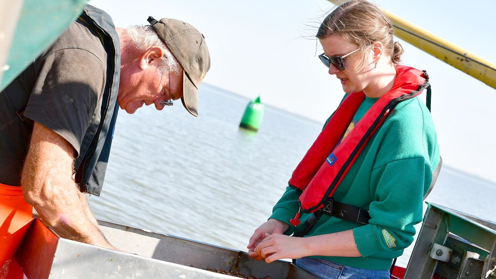 Seltenes Bild mit Frau an Bord: Decksmann Uwe Claussen und Redakteurin Hannah Weiden auf Deck der GRE1 „Edde“. An Bord der Krabbenkutter in Niedersachsen arbeitet nicht eine Frau als Fischerin oder Decksfrau. Foto: Wagenaar