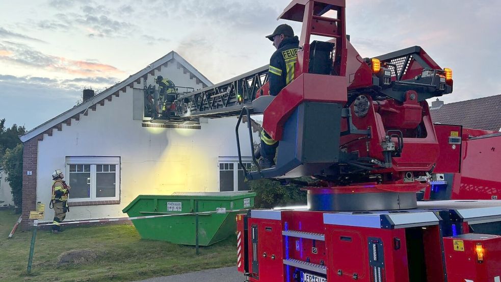 Auch die Drehleiter der Feuerwehr Westrhauderfehn kommt bei der Übung in Holte zum Einsatz. Mit Hilfe der Drehleiter wird eine Person aus dem Obergeschoss aus dem Fenster gerettet. Foto: Ammermann