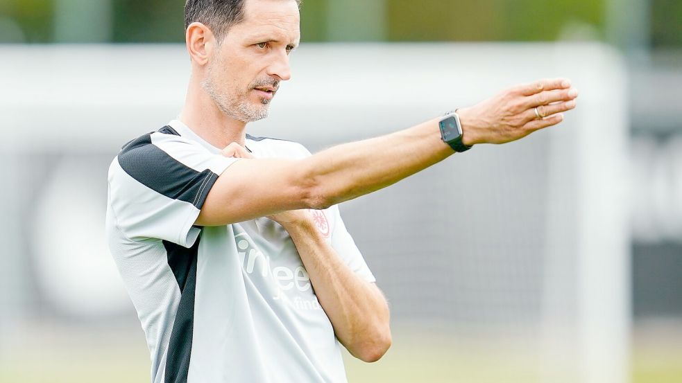 Eintracht Frankfurts Trainer Dino Toppmöller hofft auf einen guten Start in die Europa League. Foto: Uwe Anspach/dpa